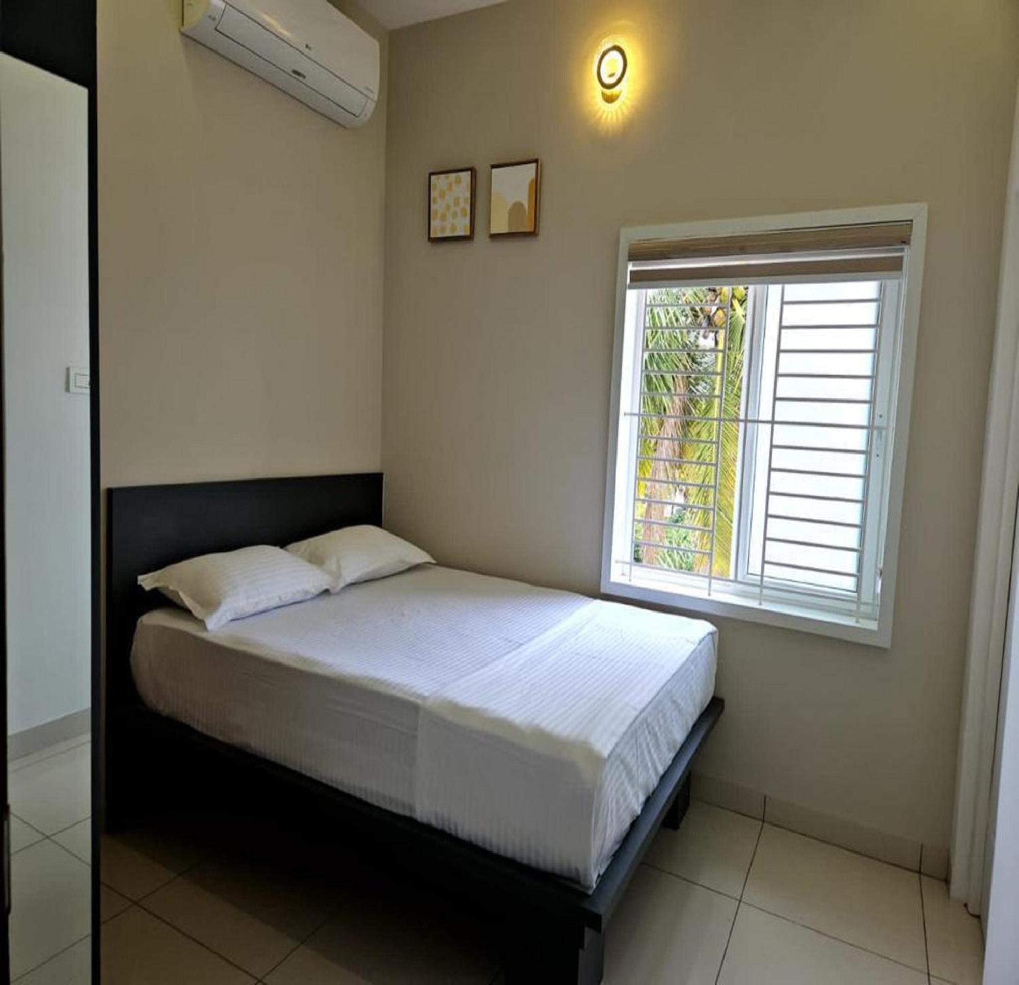 Thulasi Avenue Inn Pollāchi Exterior photo