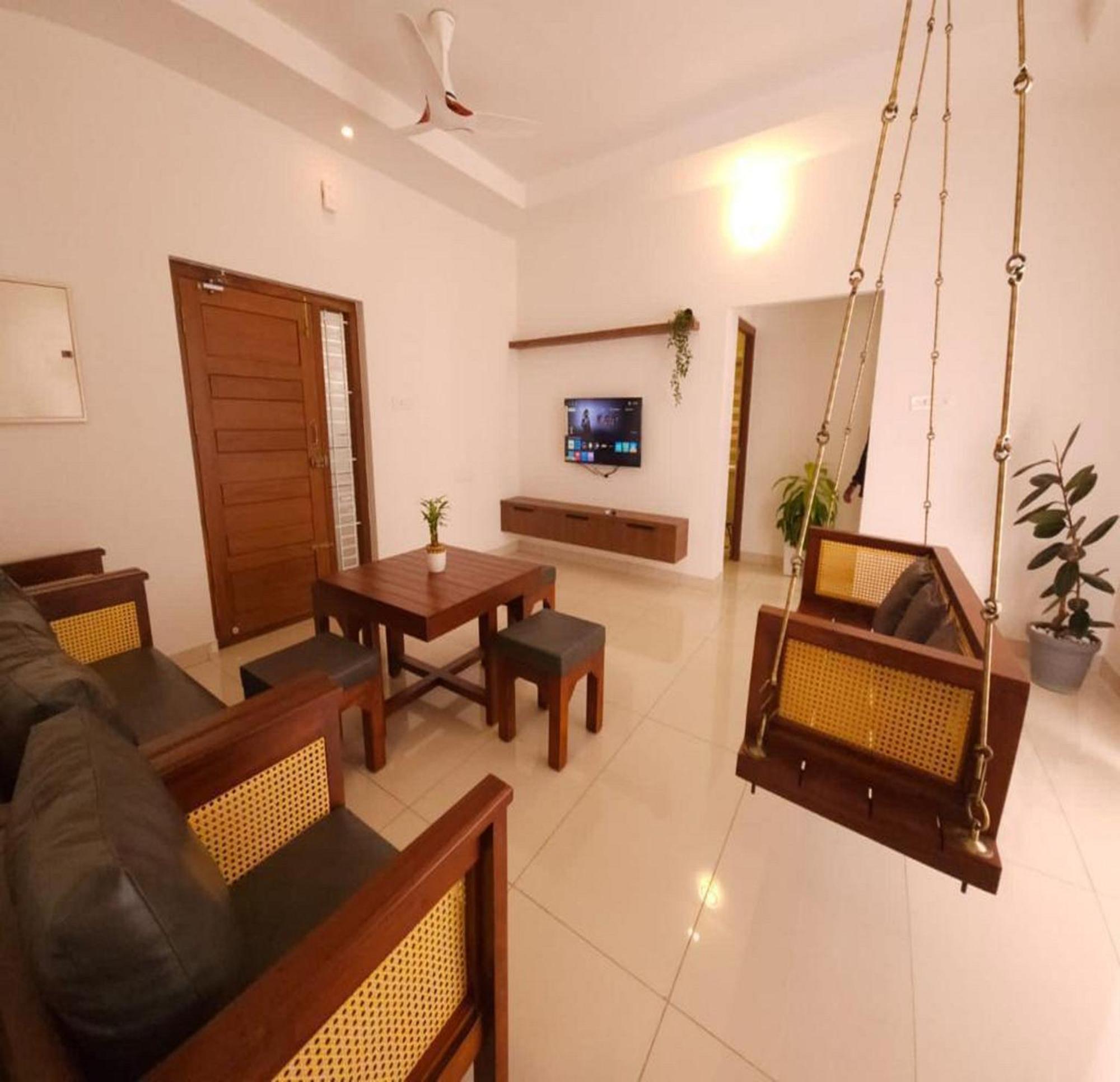 Thulasi Avenue Inn Pollāchi Exterior photo