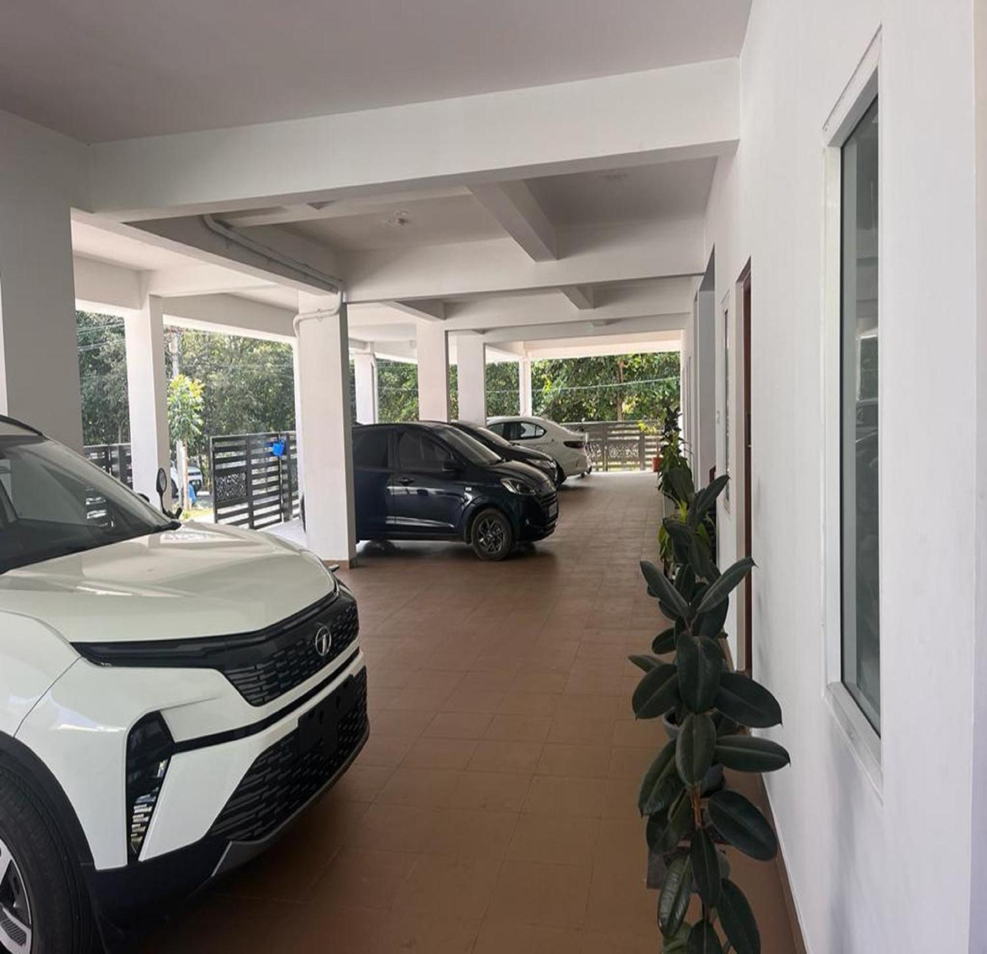 Thulasi Avenue Inn Pollāchi Exterior photo