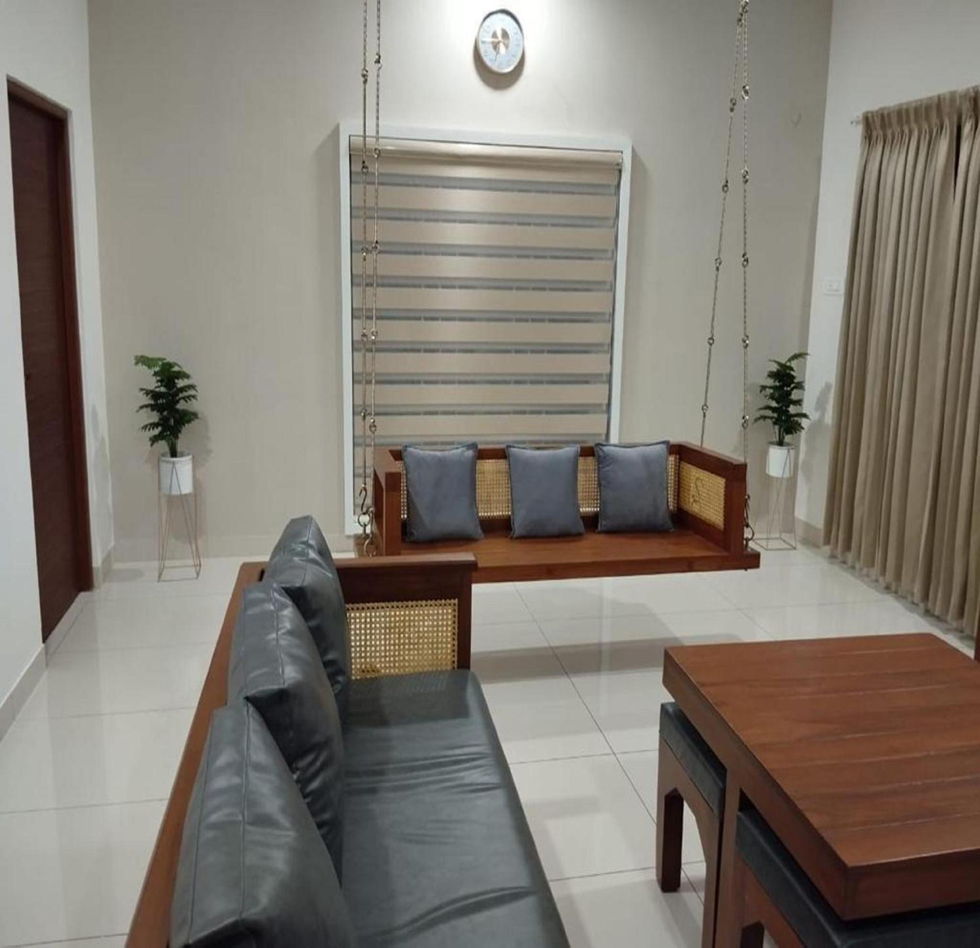 Thulasi Avenue Inn Pollāchi Exterior photo