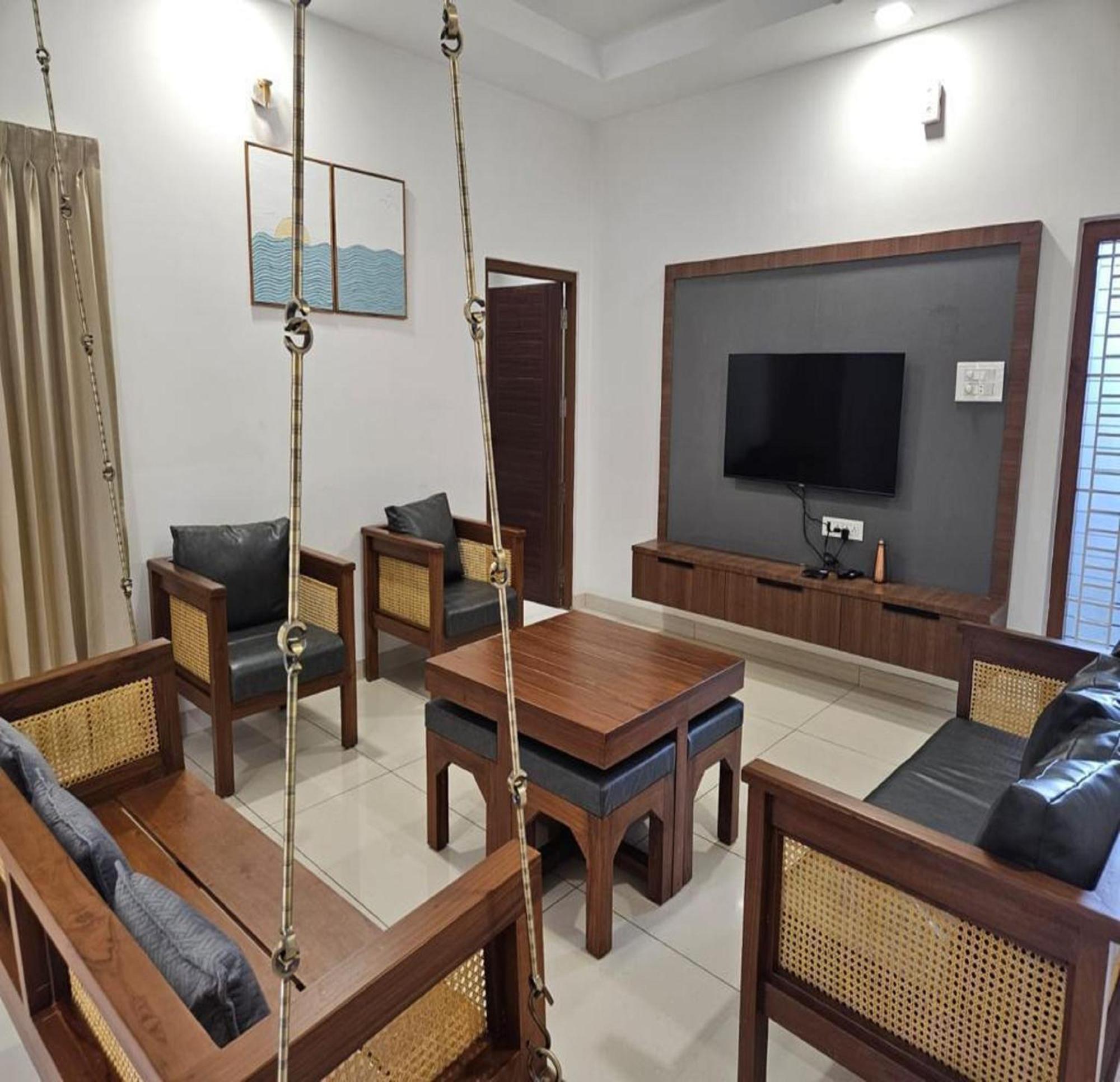 Thulasi Avenue Inn Pollāchi Exterior photo