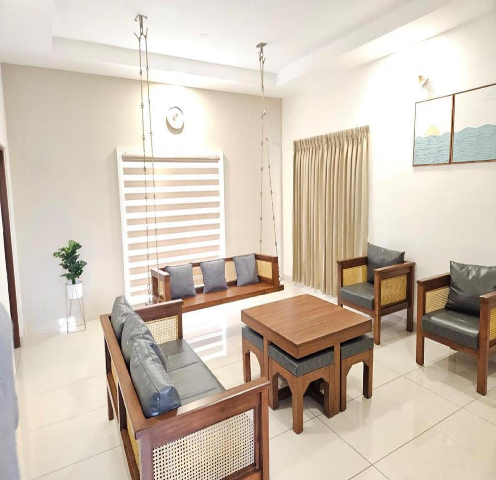 Thulasi Avenue Inn Pollāchi Exterior photo