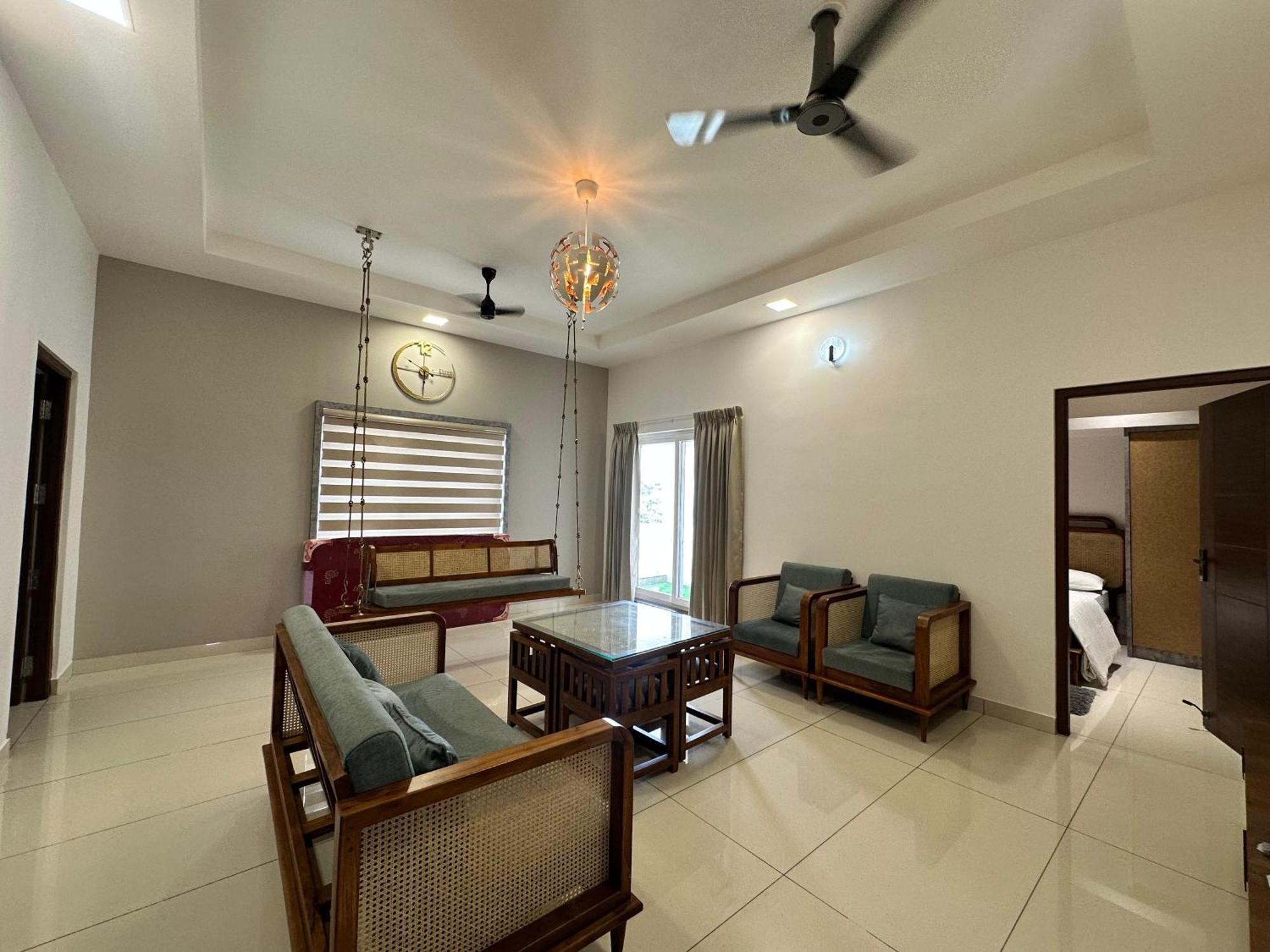 Thulasi Avenue Inn Pollāchi Exterior photo