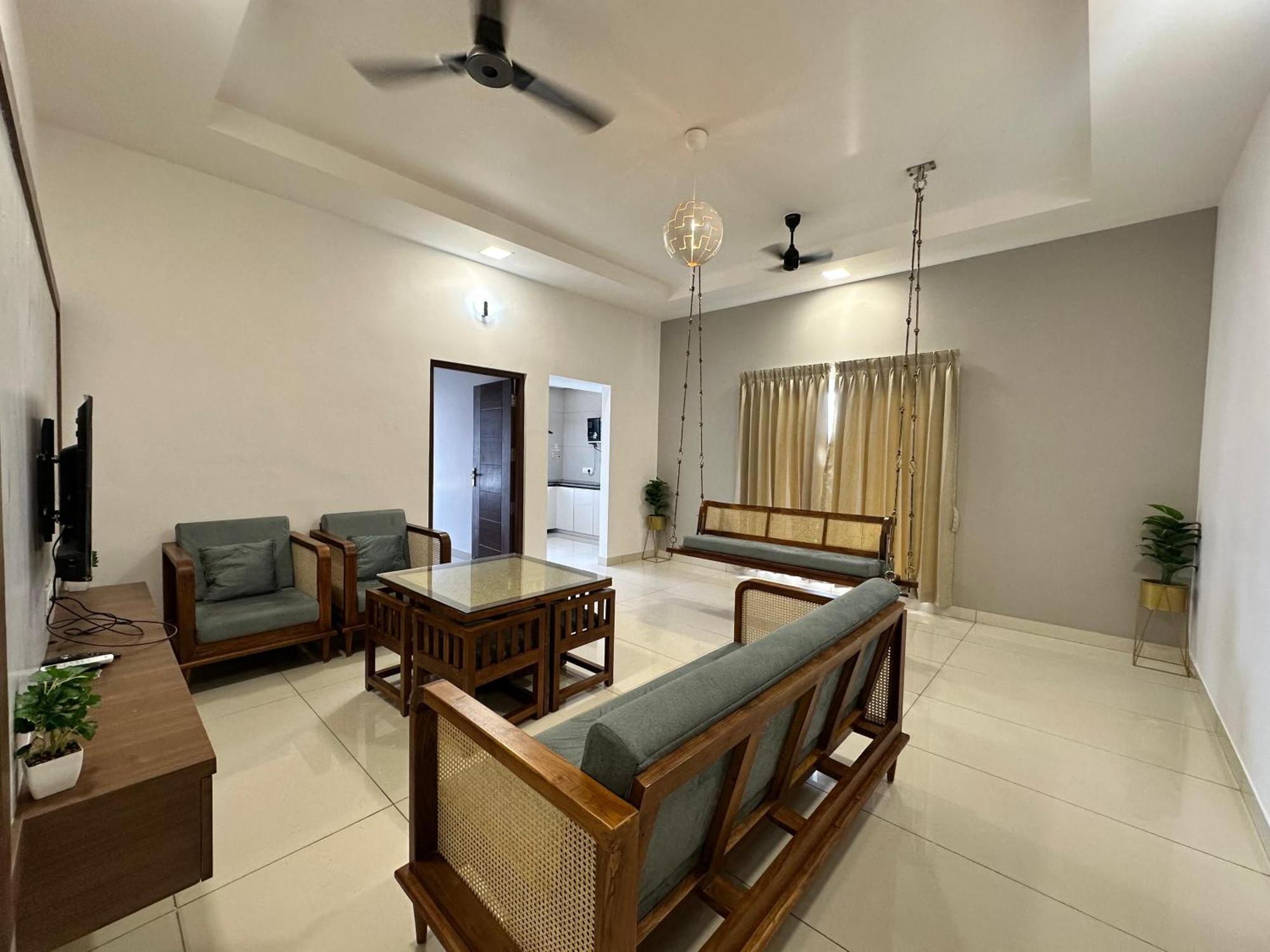 Thulasi Avenue Inn Pollāchi Exterior photo
