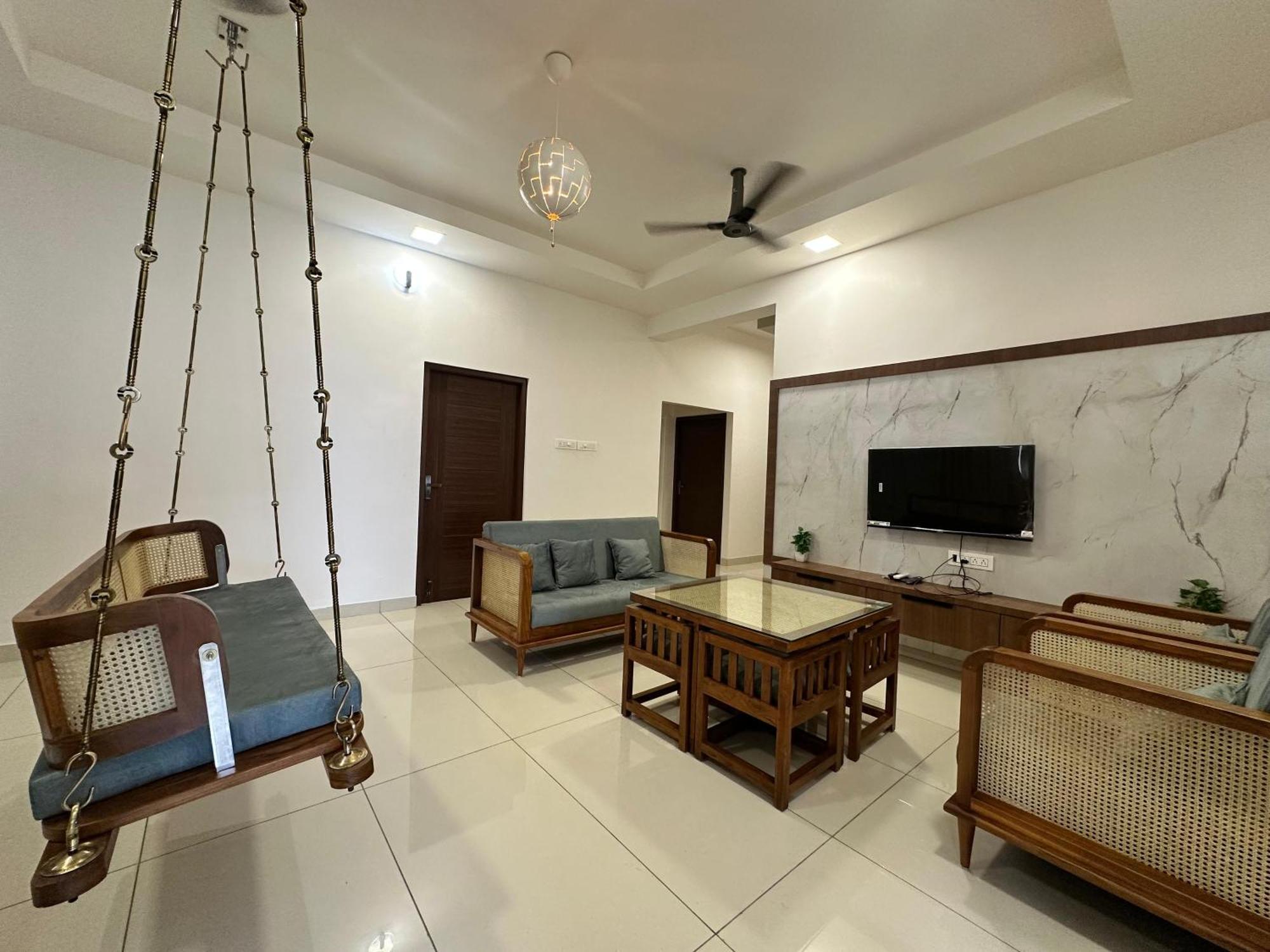 Thulasi Avenue Inn Pollāchi Exterior photo